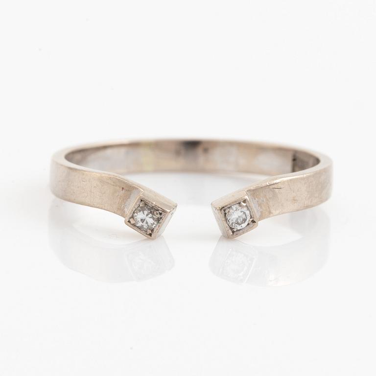 Stigbert, ring, 18K vitguld med små briljantslipade diamanter.