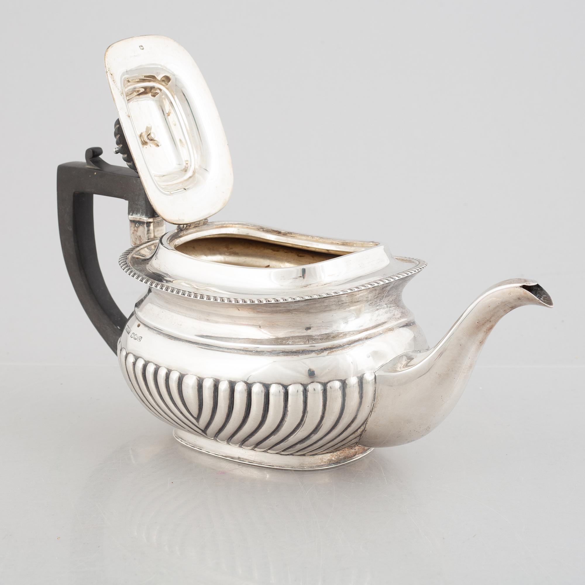 Te- och kaffeservis, 3 delar, samt sockerskål, silver, bl a E. Silver & Co, Sheffield, England 1946-47.