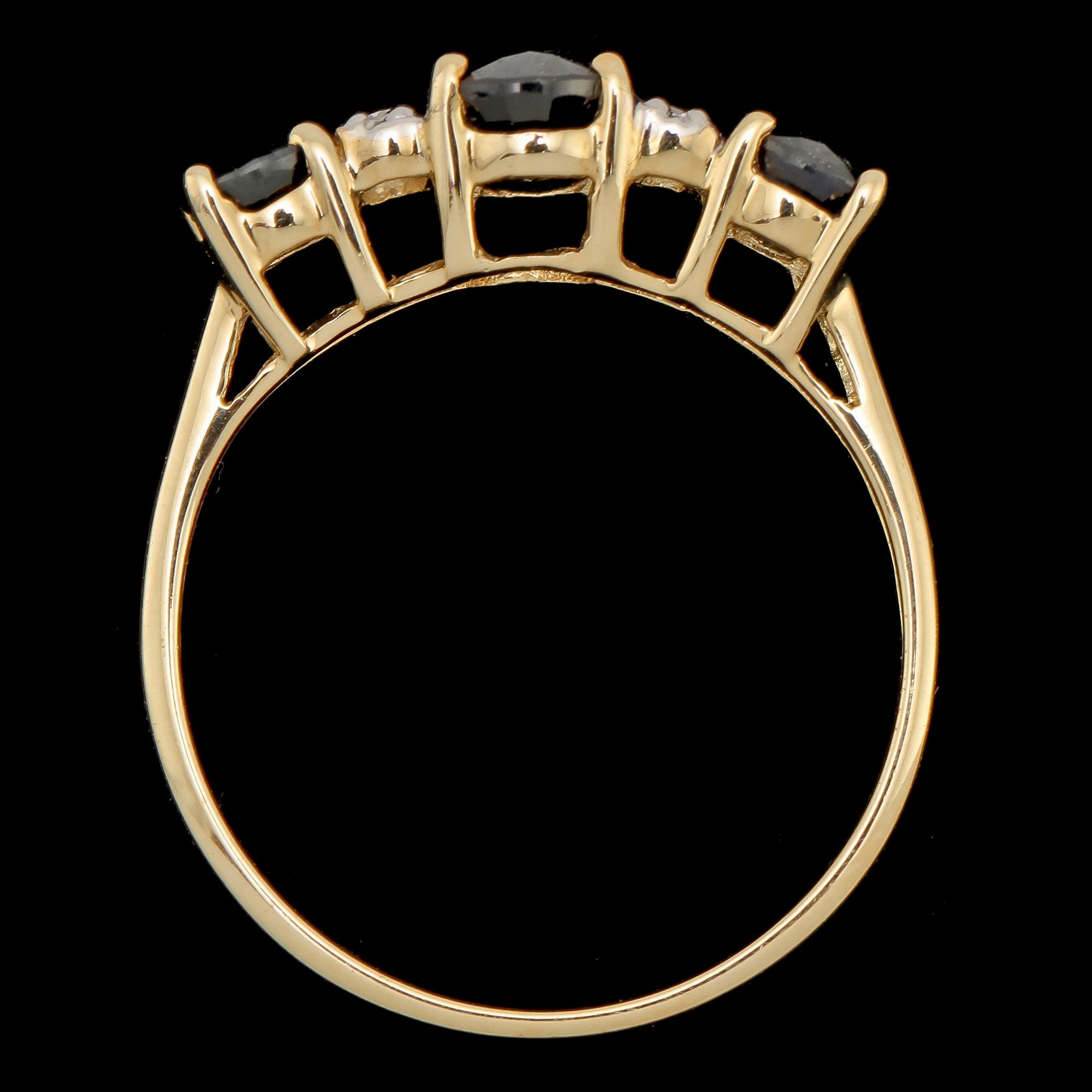 RING, 9k guld med 3 fasettslipade blå safirer samt 4 små åttkantslipade diamanter, 2000-tal. Vikt 2 g.