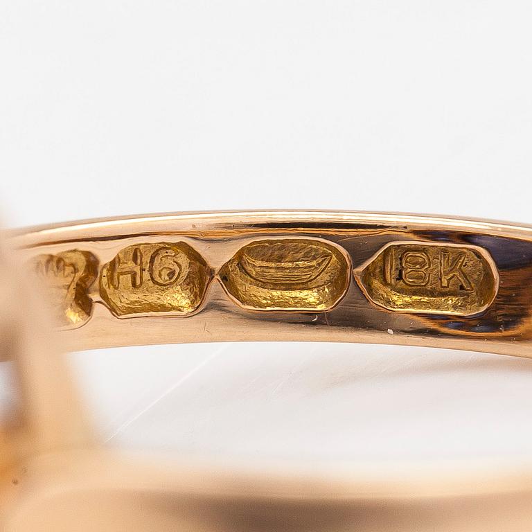 Ring, 18K guld, safirer samt oval synteisk safir. Westerback, Helsingfors 1937.
