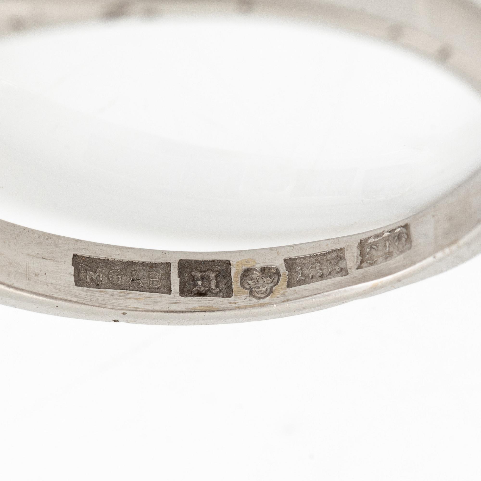 Ring, trestensring 18K vitguld med tre runda briljantslipade diamanter totalt 1.74 ct enligt gravyr.
