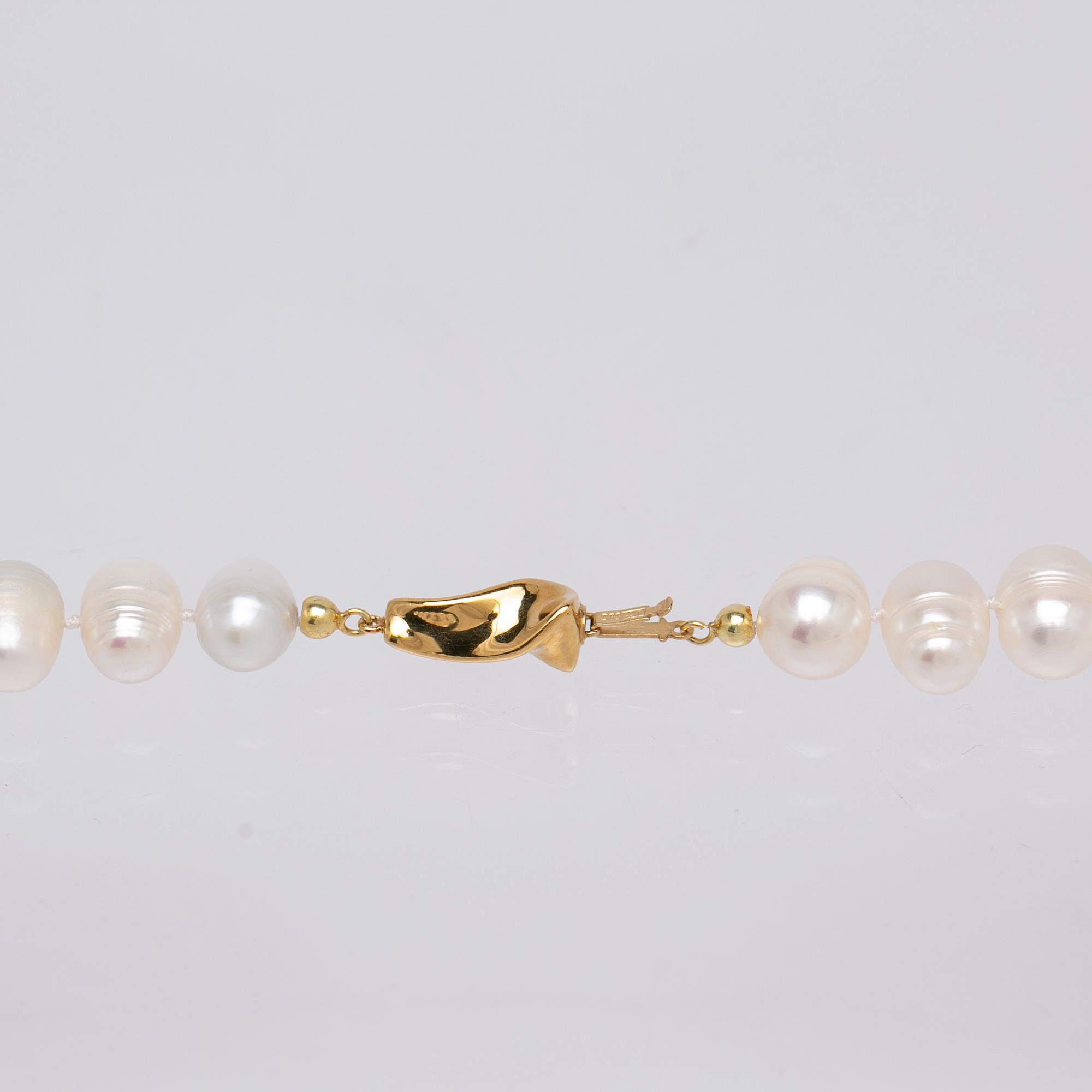 Necklace, cultured freshwater pearls and clasp 14K gold.