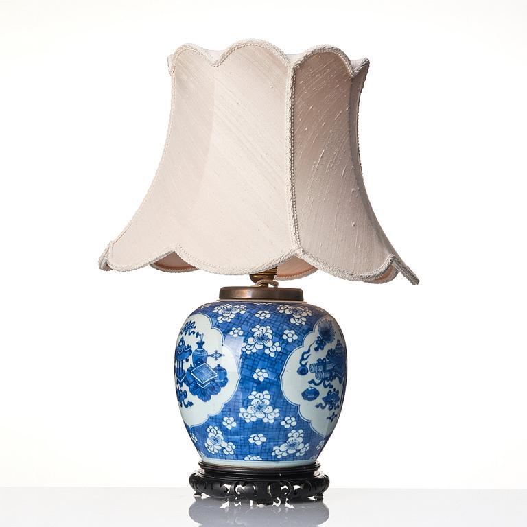 Kruka, porslin. Qingdynastin, Kangxi (1662-1722).