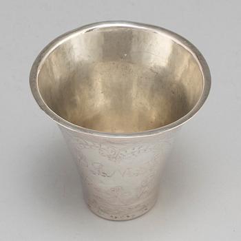 Bägare, silver, ostämplad, sannolikt sk bönhasarbete, Sverige 1800-talets början.