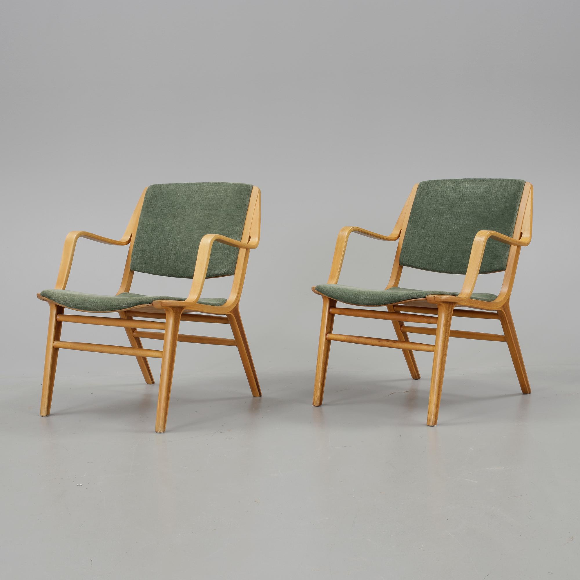 STOLAR, ett par, "AX-stolen", Peter Hvidt & Orla Molgaard Nielsen. Modellen formgiven 1950.