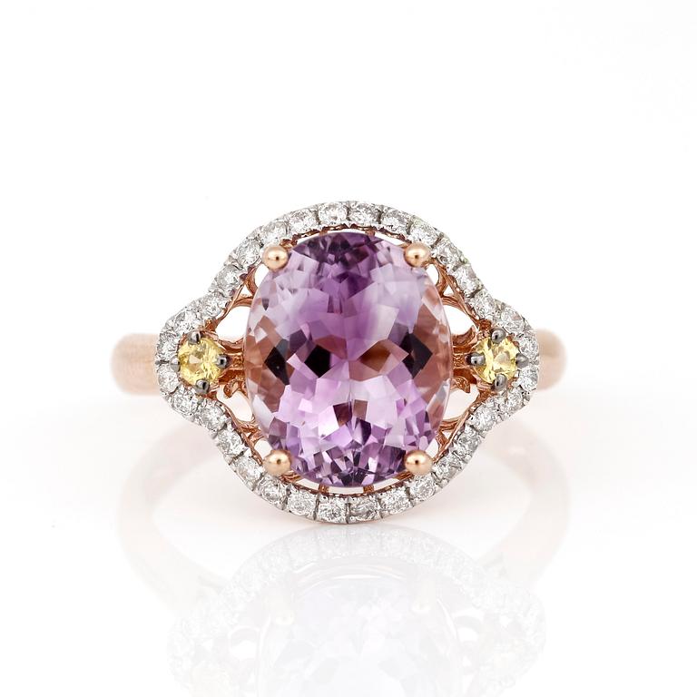 RING, 14K guld med ametist, gula safirer och diamanter. Total vikt ca 3 gram.
