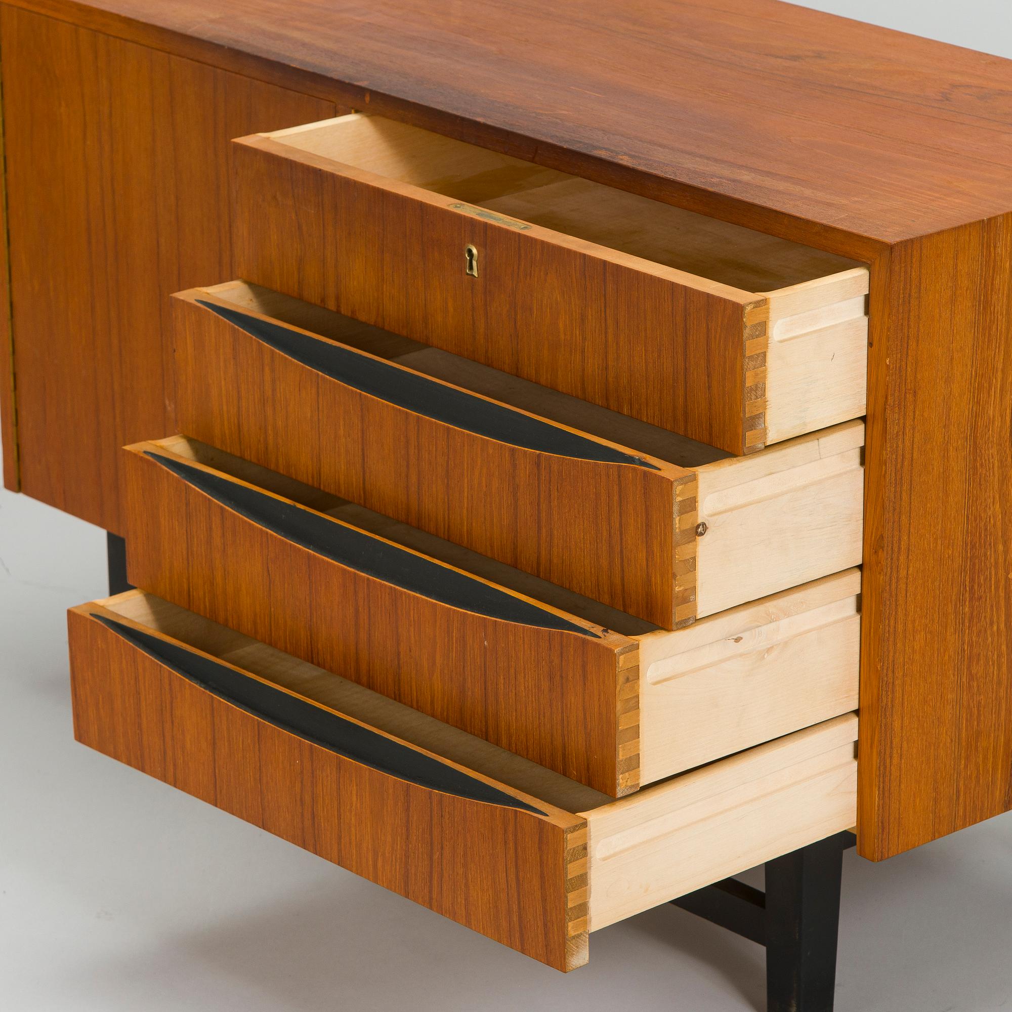 Skänk 1900-talets mitt.