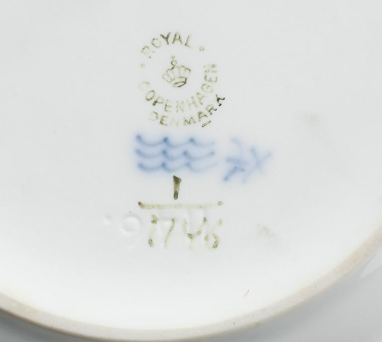 MATSERVIS, 57 delar, porslin, "Musselmalet", Royal Copenhagen.