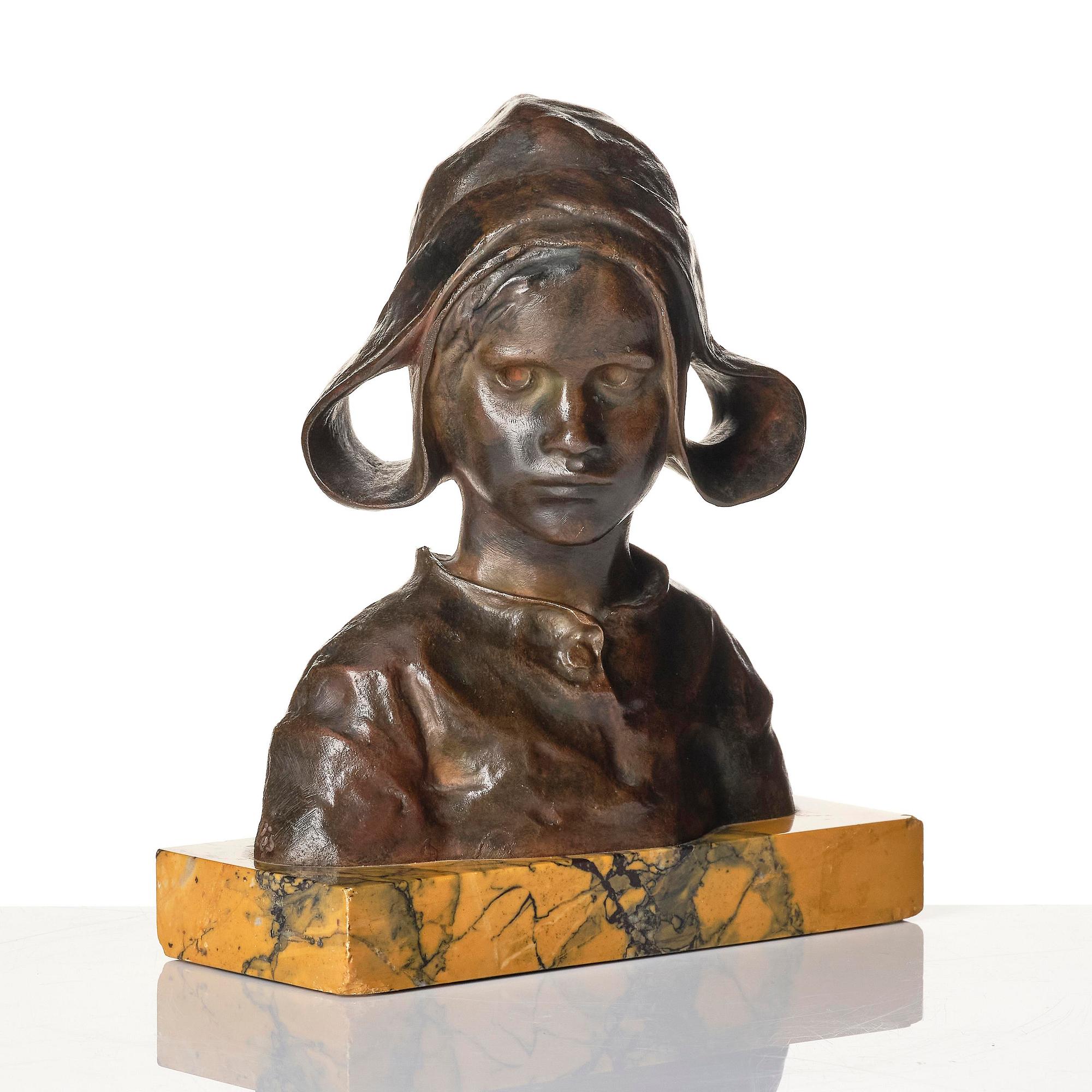 Girl with bonnet.