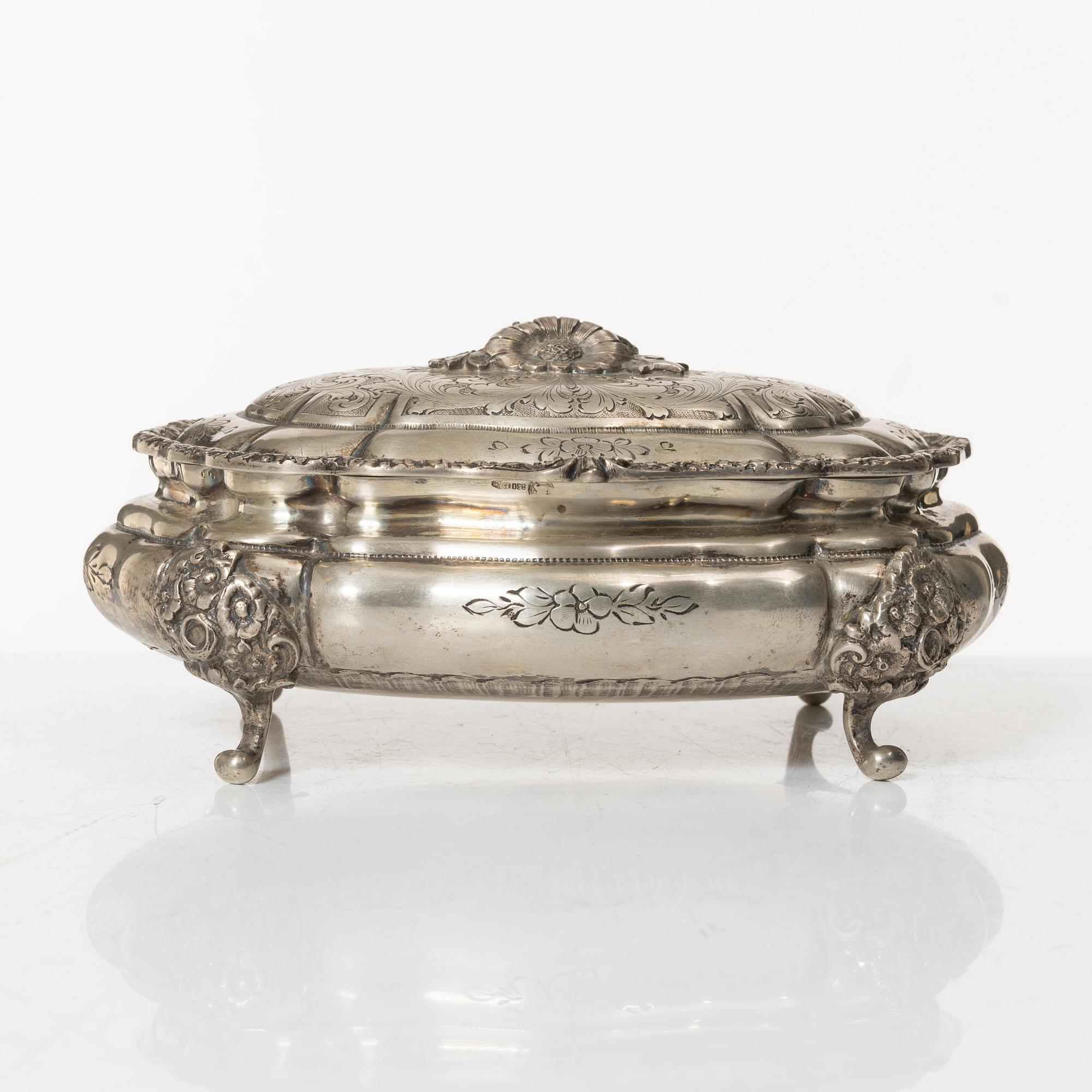 A Rococo style silver box, Argentina, 20th Century.