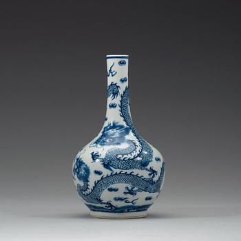 A blue and white vase, Qing dynasty, 19th Century.