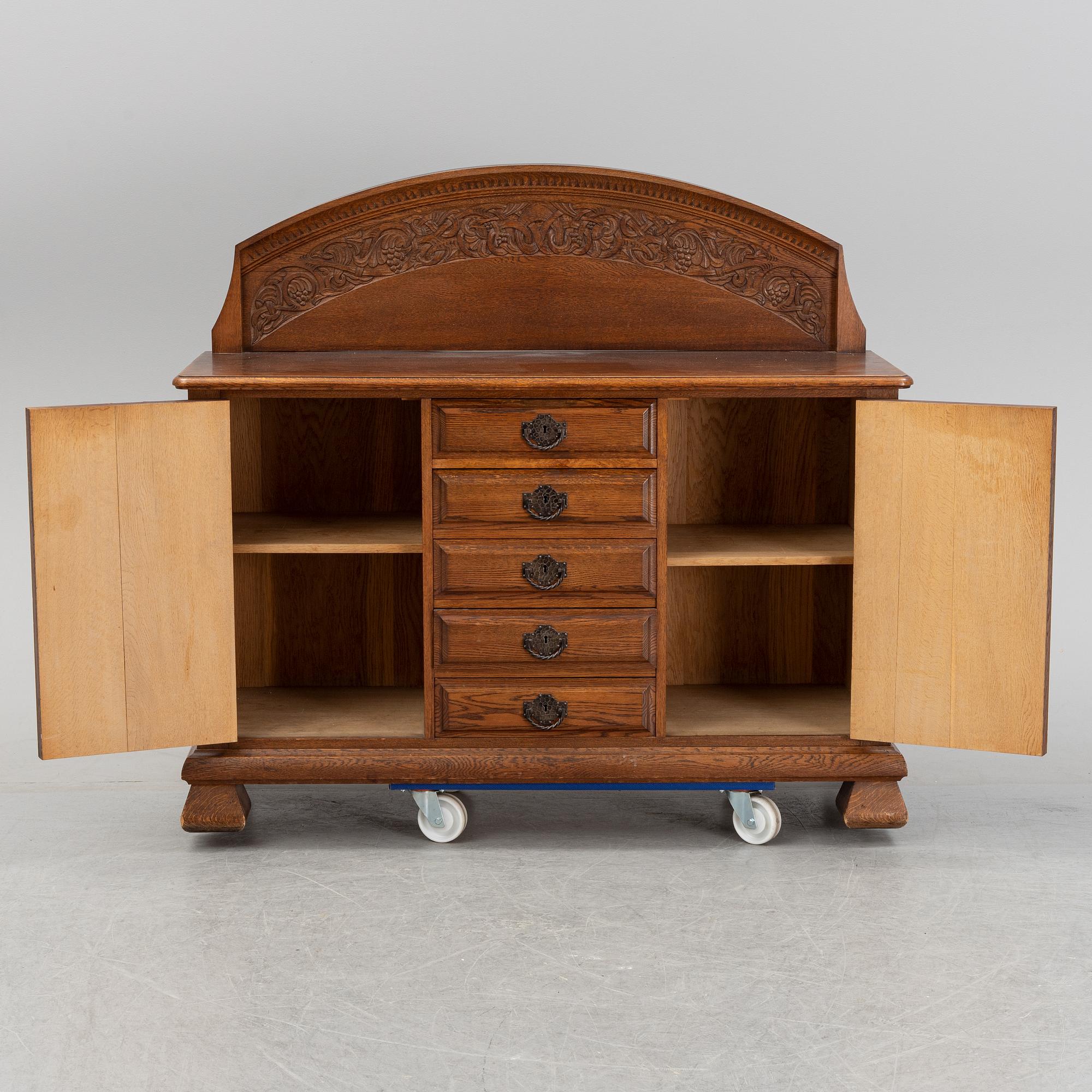 Skänk, jugend/nationalromantik, sent 1800-tal.