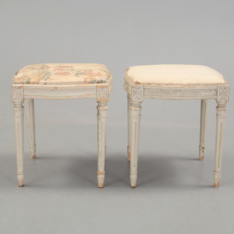 TABURETTER, ett par gustaviansk stil, 1900-talets första hälft.