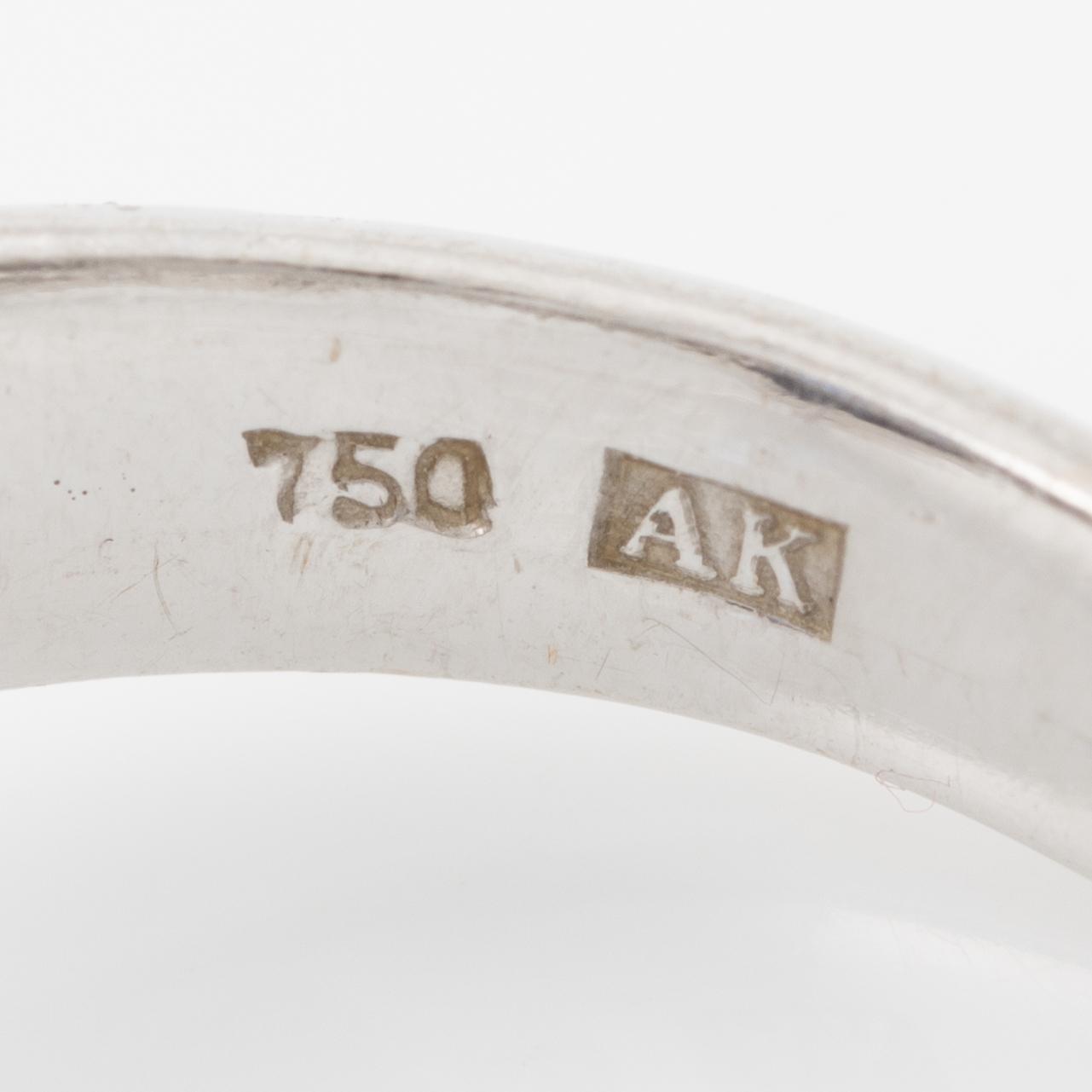 Ring in 18K white gold set with an oval-cut sapphire, approximately 1.50 ct.