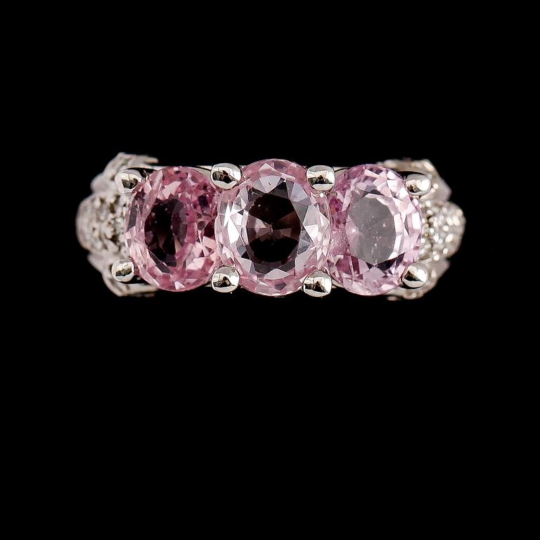 RING, 14 k vitguld, 3 rosa safirer tot ca 4.77 ct, mindre diamanter tot ca 0.16 ct.
