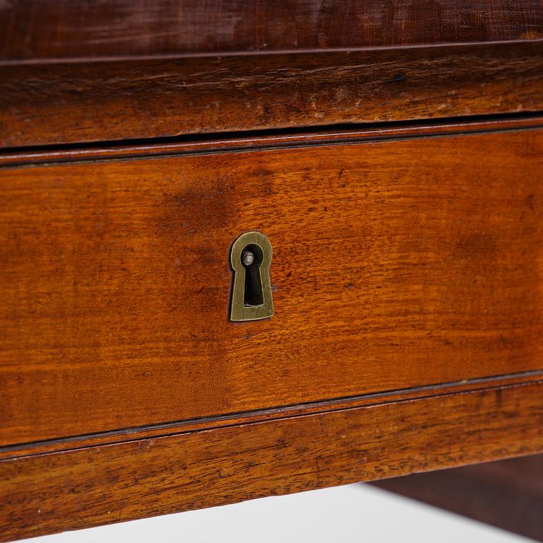 A late gustavian mahogny table.