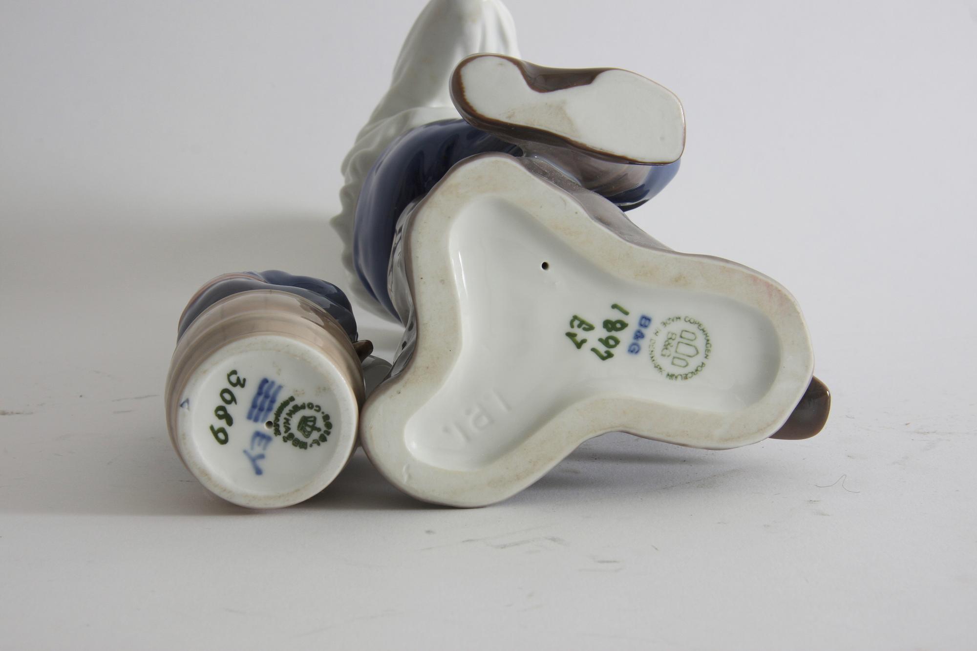 FIGURINER, 2 st, porslin, Royal Copenhagen resp Bing & Gröndahl.