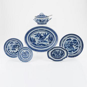 A 30-piece blue and white dinner service, China, Jiaqing (1796-1820).