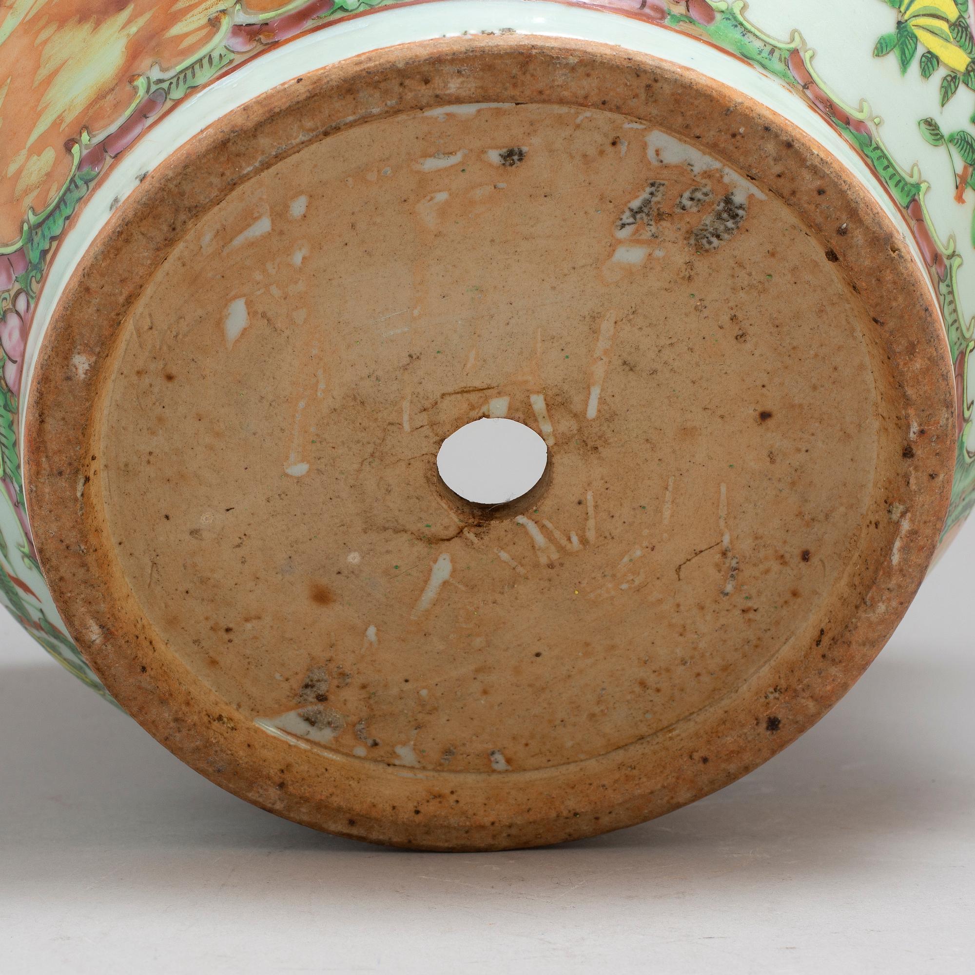 A large famille rose Canton pot, Qing dynasty, late 19th century.