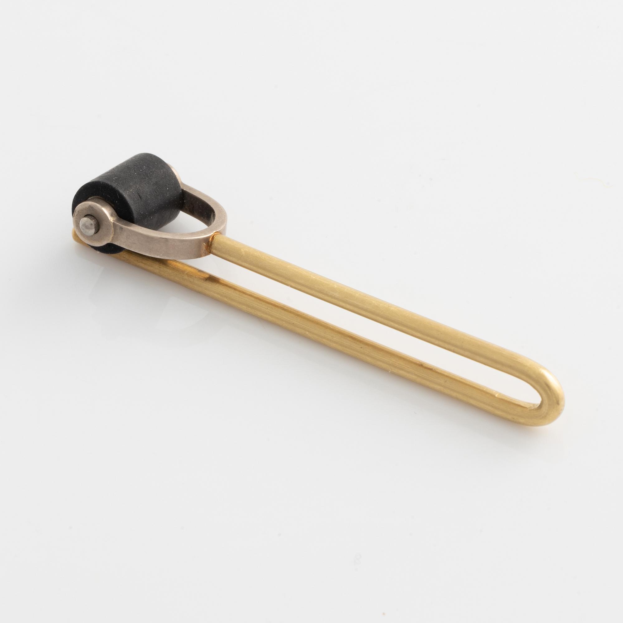 Glenn Roll, slipsnål, 18K guld, metall och svart gummi.