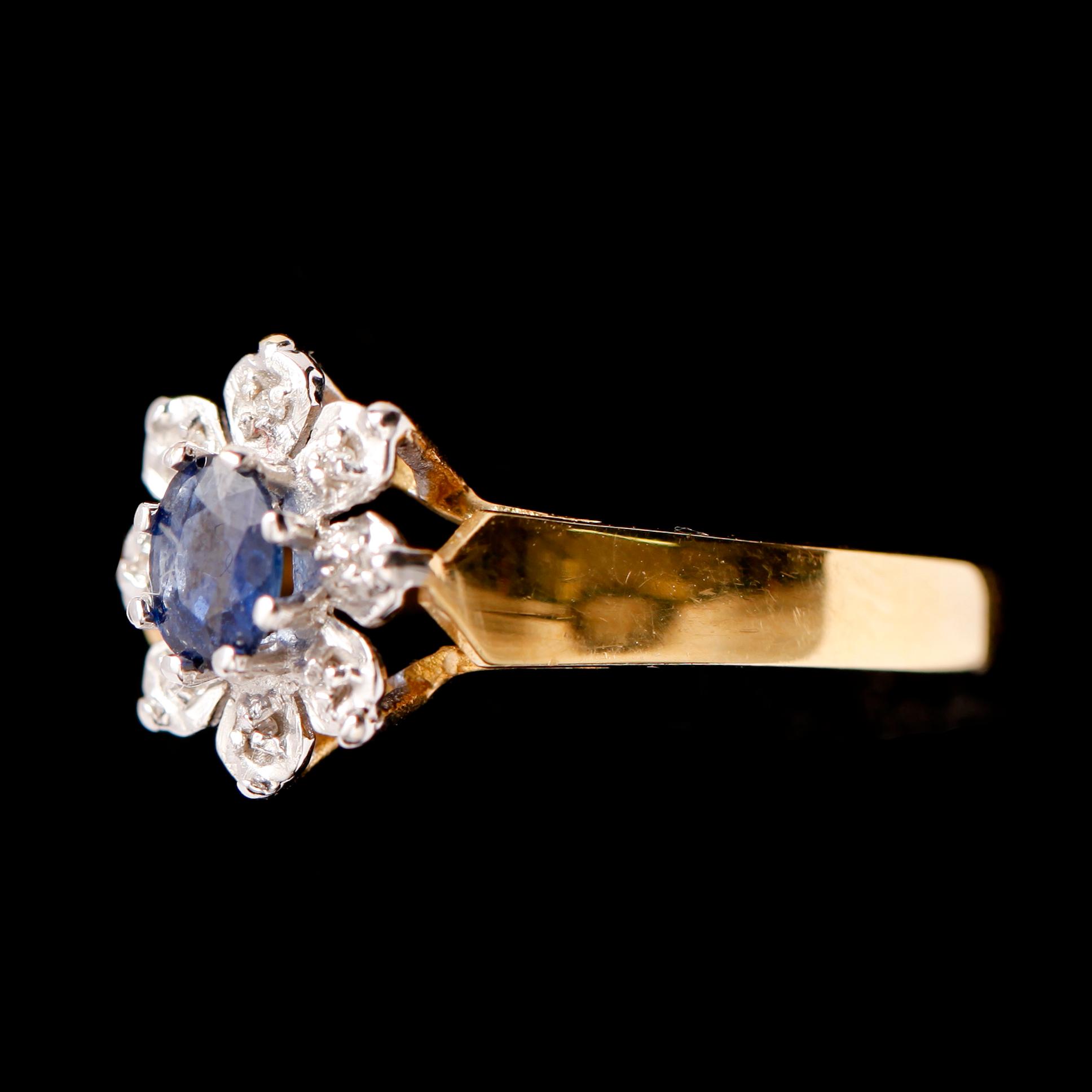 RING, 18 k guld/vitguld, safir samt diamanter.