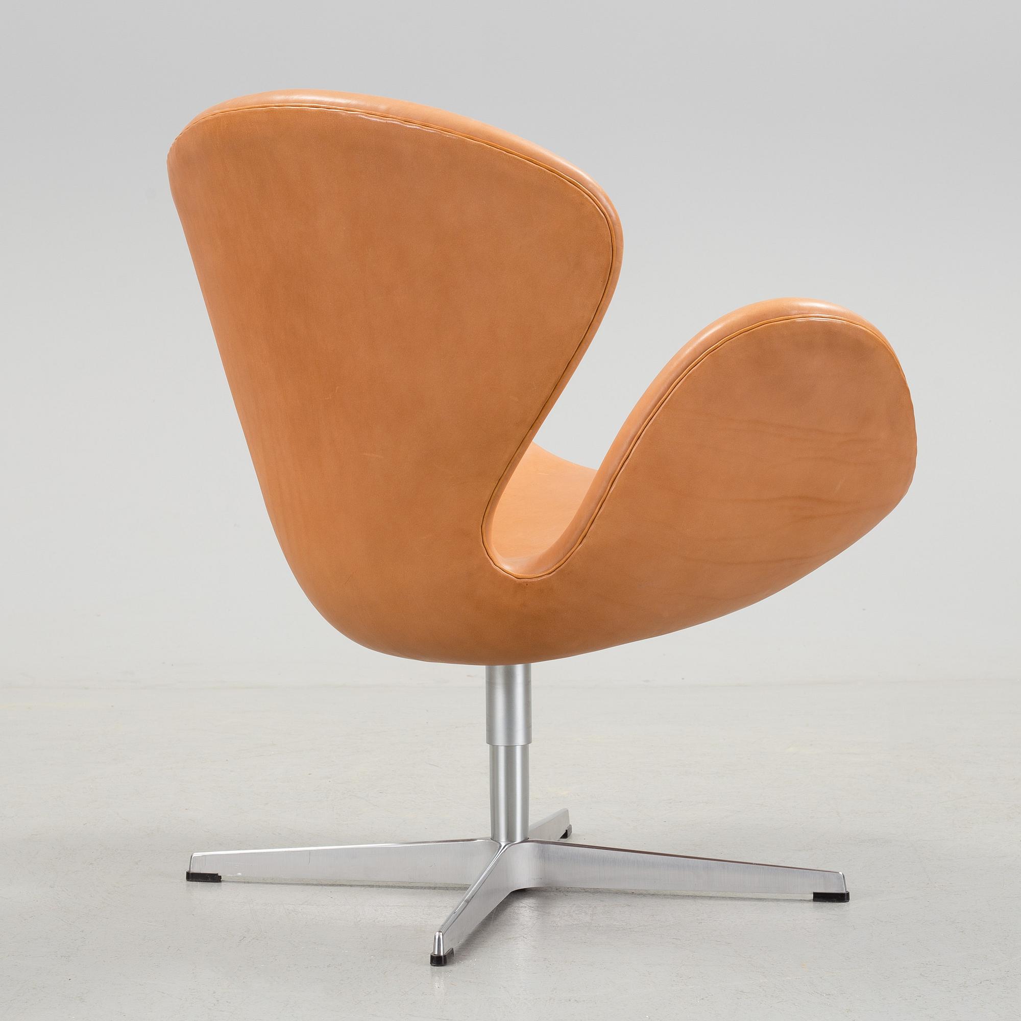 A "Swan" chair by Arne Jacobsen for Fritz Hansen, 2007.