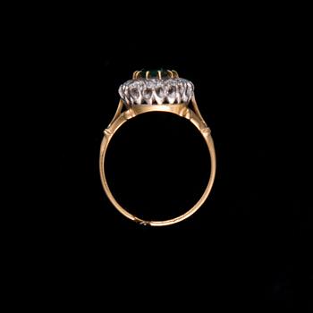 RING, 18K guld, diamanter, smaragd ca 1,00 ct. Vikt ca 6,1 g.