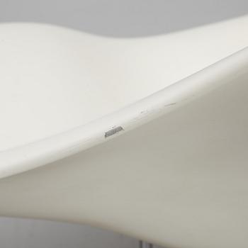 Charles & Ray Eames, lounge chair, "La Chaise", Vitra 2003.