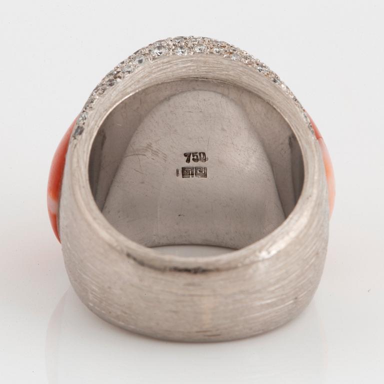Ring Paul Binder 18K vitguld med korall och runda briljantslipade diamanter.