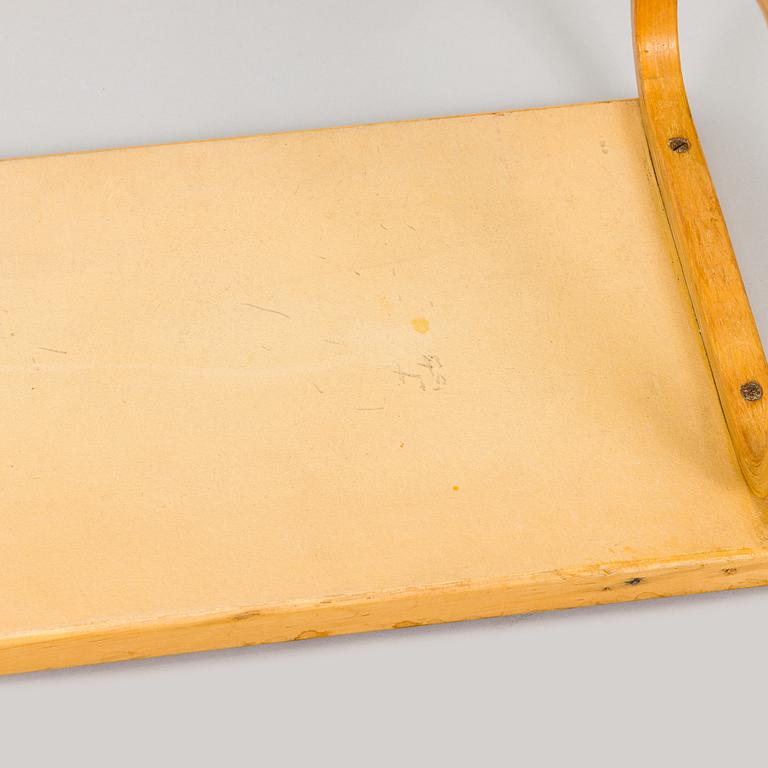 Alvar Aalto, vägghyllor, 2 st, modell 112/L för O.Y. Huonekalu- ja Rakennustyötehdas A.B 1900-talets mitt.