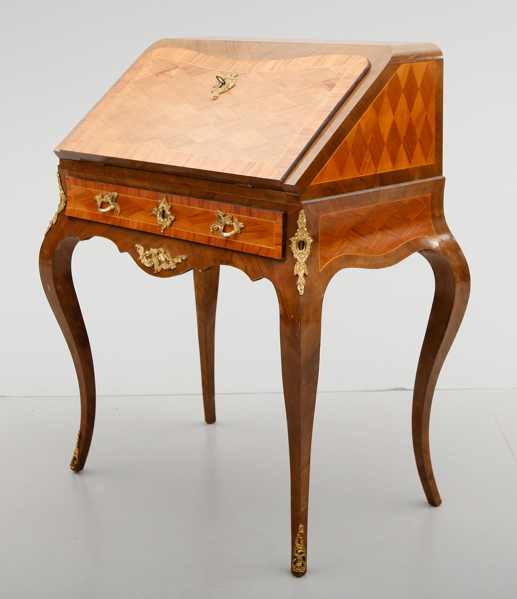 SEKRETÄR, Louis XVI-stil, 1900-talets första hälft.