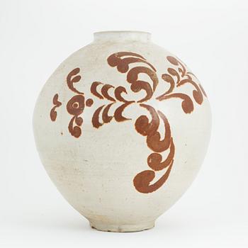 Lee Hyun-Gyueng kruka så kallad "Moon jar", Korea, 1950-tal.