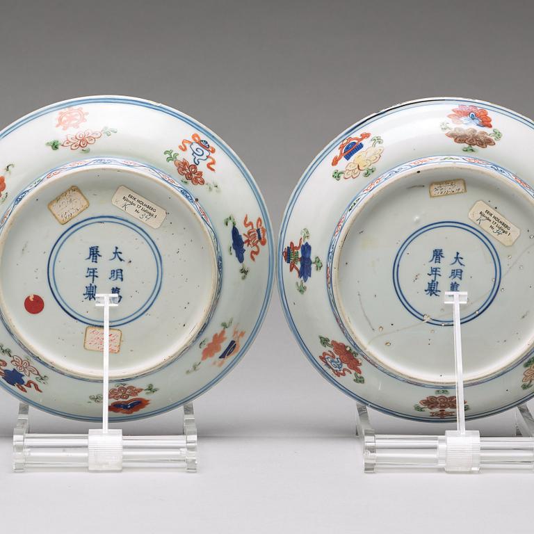 A pair of dishes, Ming dynasty with Wanli mark and of the period (1572-1619).