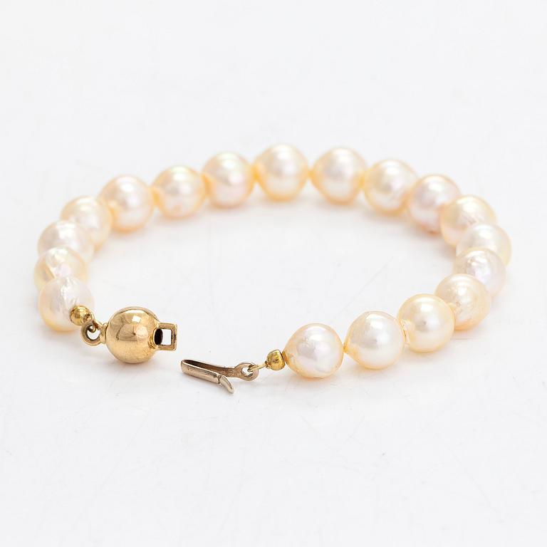 A set of cultured pearl necklace and bracelet, clasps in 18K gold. Italy.