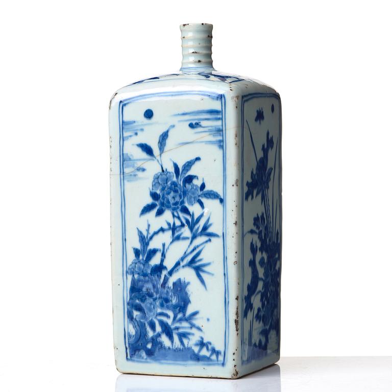 A blue and white bottle, Ming dynasty, Wanli (1572-1623).