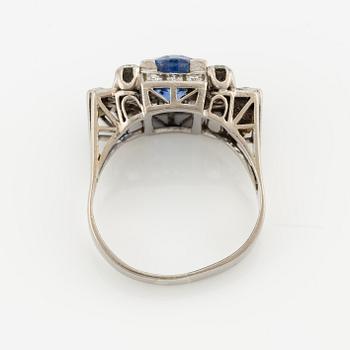 Ring, 18K white gold with sapphire and brilliant and octagon-cut diamonds.