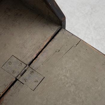 A writing cabinet, 18th/19th century.