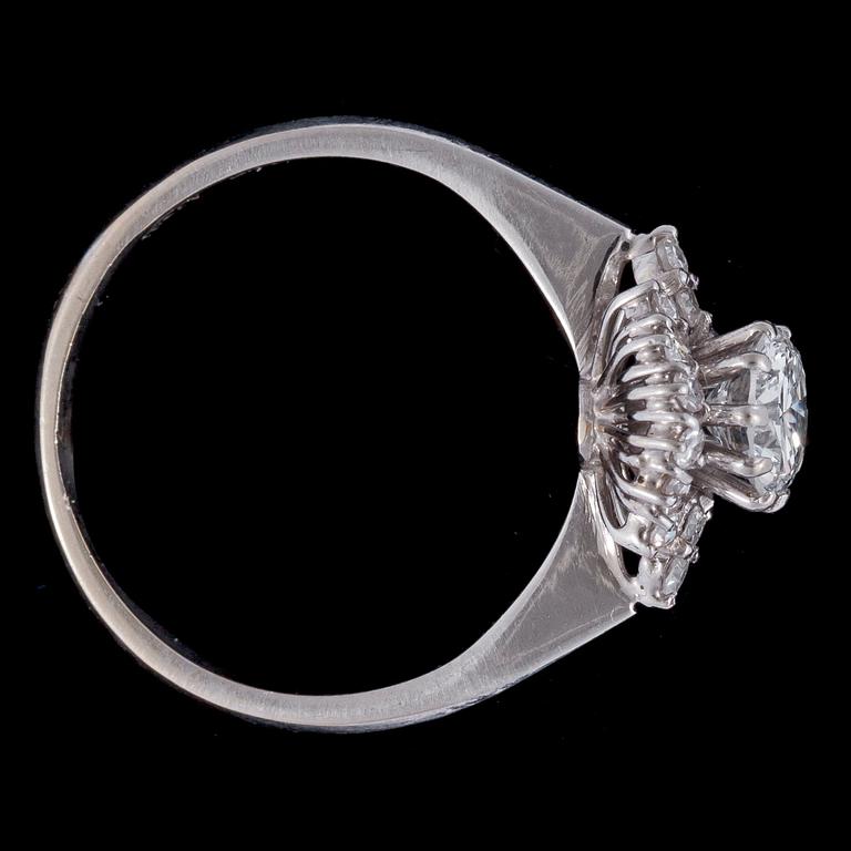 RING, briljantslipad diamant, ca 0.60 ct samt mindre åttkantslipade diamanter, tot. ca 0.16 ct.