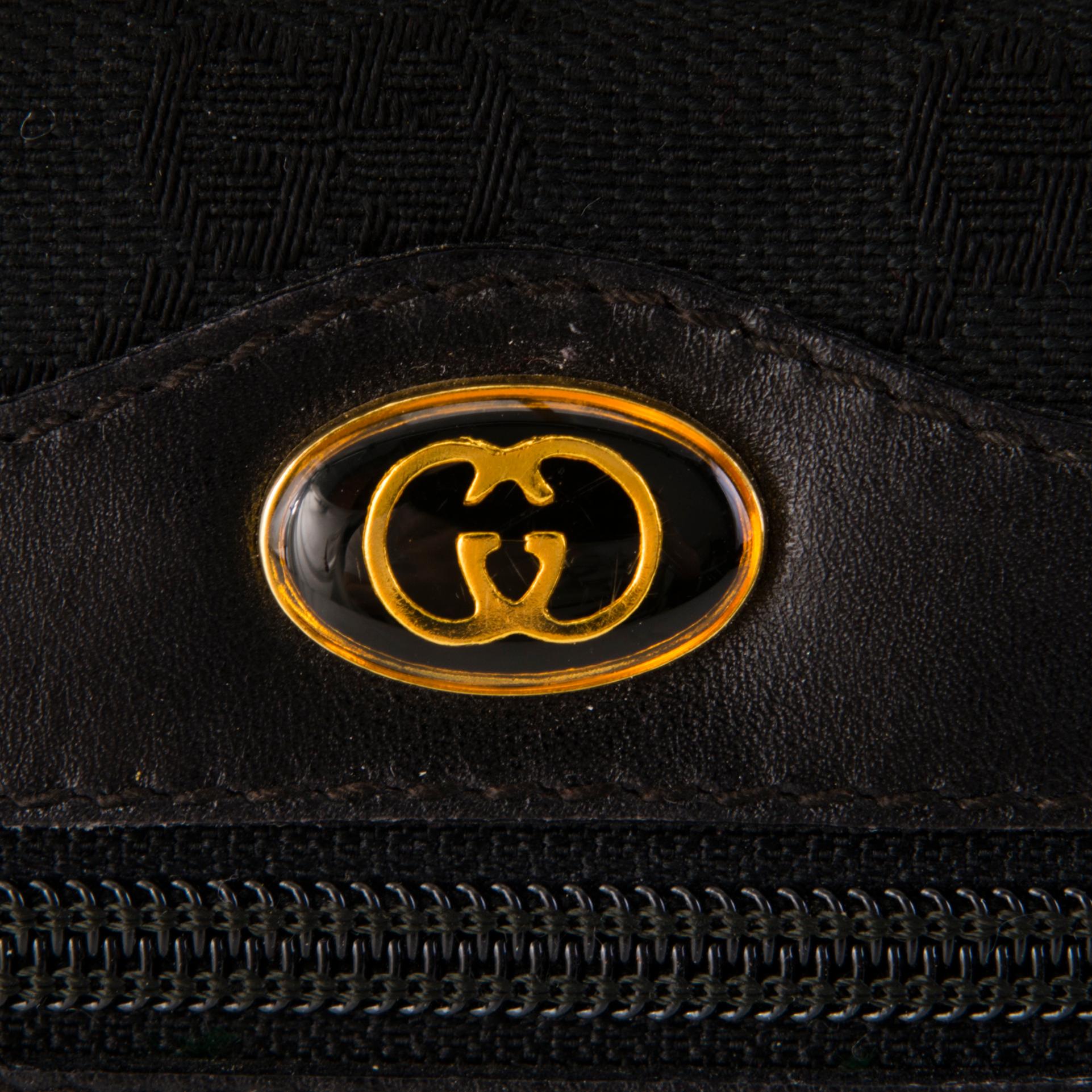 GUCCI, KLÄDÖVERDRAG SAMT VÄSKA, 1980-tal.