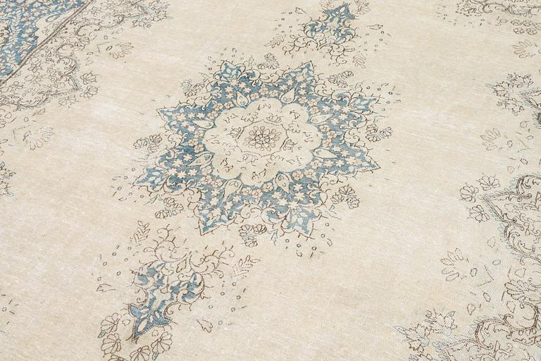 A carpet, vintage design, approx. 423 x 300 cm.