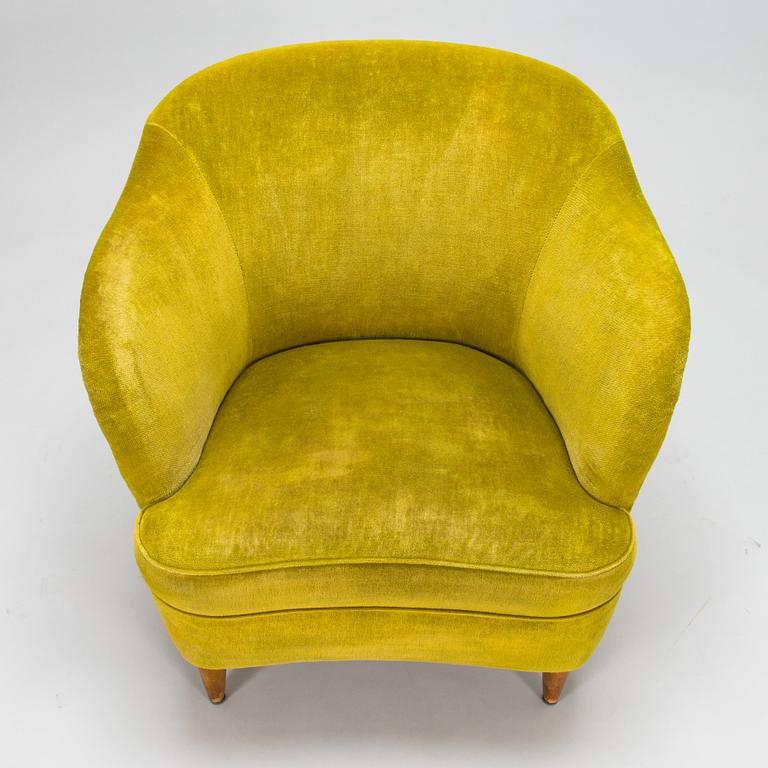 A mid-20th-century armchair.