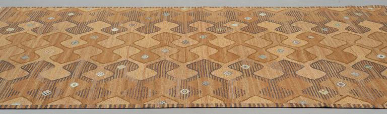 Barbro Nilsson, A carpet, "Finspong, lättbrun" ("Kringelikroka"), flat weave, ca 298 x 203-204 cm, signed AB MMF BN.