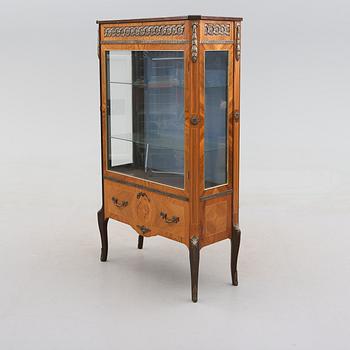 VITRINSKÅP, 1900-talets mitt.