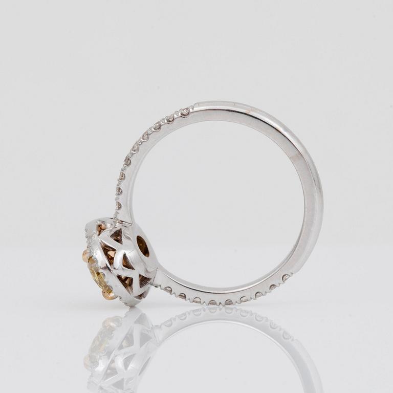 RING med fancy gul/brun/grön diamant 1.21 ct med pavé-infattade briljantslipade diamanter totalt ca 0.42 ct.