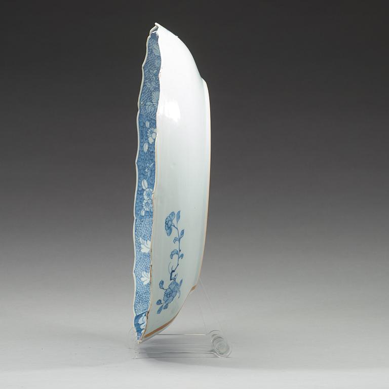 A large blue and white charger. Qing dynasty, early 18th Century.