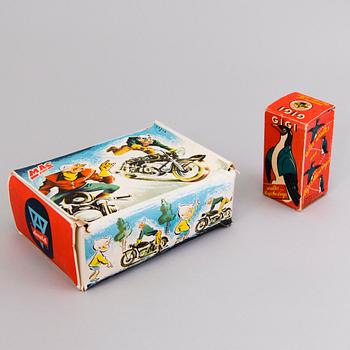 ARNOLD, motorcykel, "Mac 700", Tyskland 1950-tal och JOUSTRA, "Gigi" Frankrike 1950-tal, båda i originalförpackning.