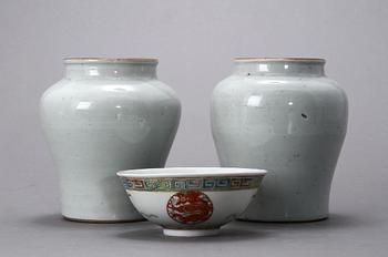 VASER, ett par, stengods, Kina, 1600-tal samt SKÅL, porslin, 1900-tal.