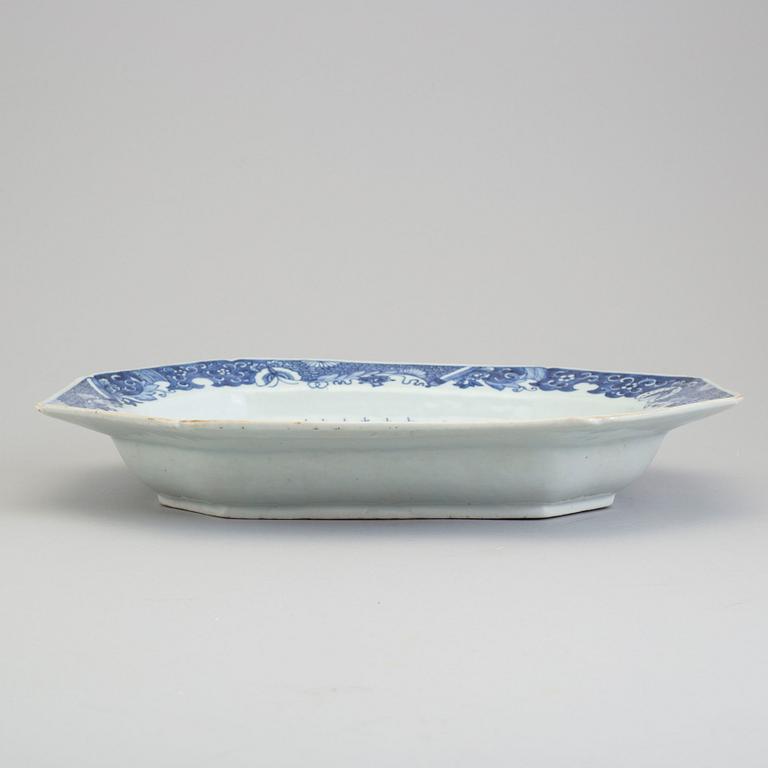 A blue and white tureenstand, Qing dynasty, Qianlong (1736-95).