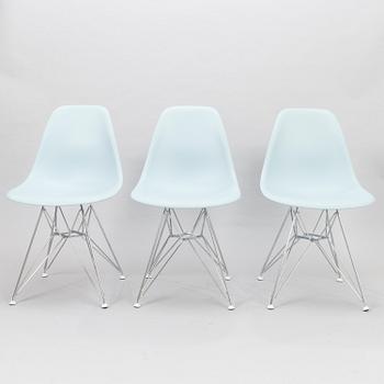 BRUNO MATHSSON & PIET HEIN, CHARLES & RAY EAMES. Bord och tre stolar.