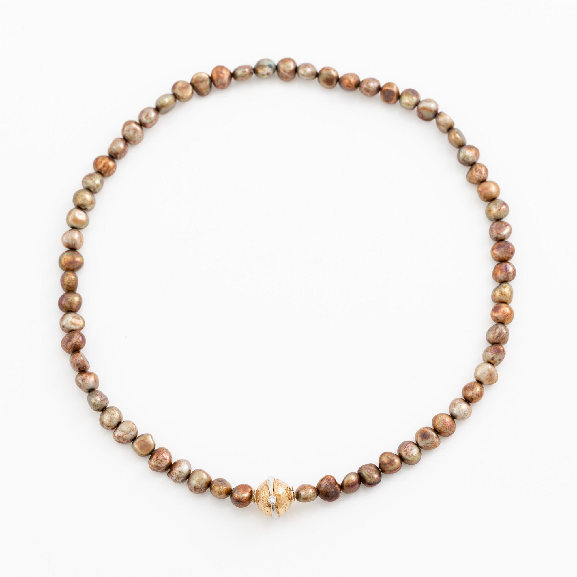 A Per Borup clasp in 18K gold with round brilliant-cut diamonds.